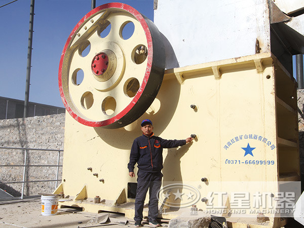 顎式破碎機(jī)生產(chǎn)現(xiàn)場 顎式破碎機(jī)生產(chǎn)現(xiàn)場