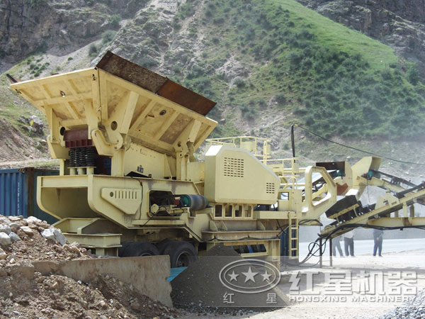 移動(dòng)顎式破碎機(jī)工作現(xiàn)場 移動(dòng)顎式破碎機(jī)工作現(xiàn)場
