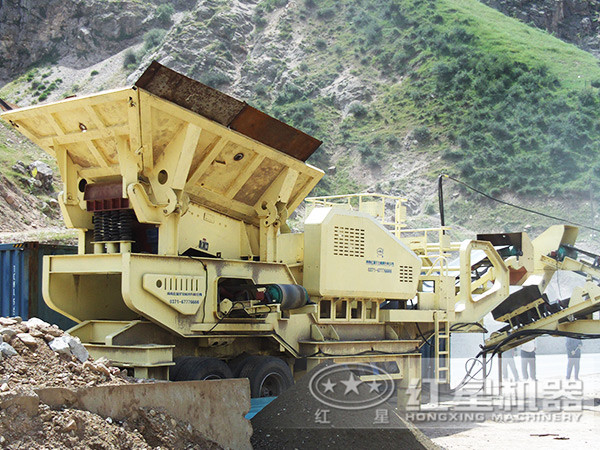 移動顎式破碎機工作現場 移動顎式破碎機工作現場