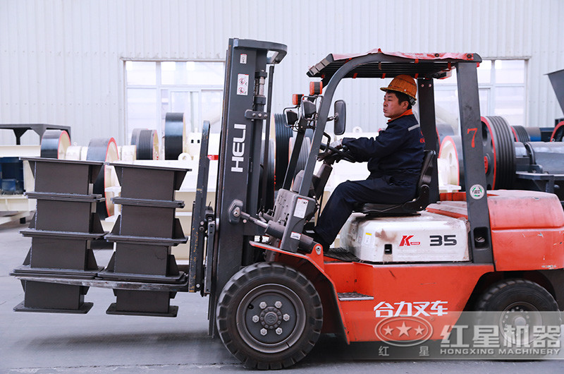 工人在車間工作 工人在車間工作