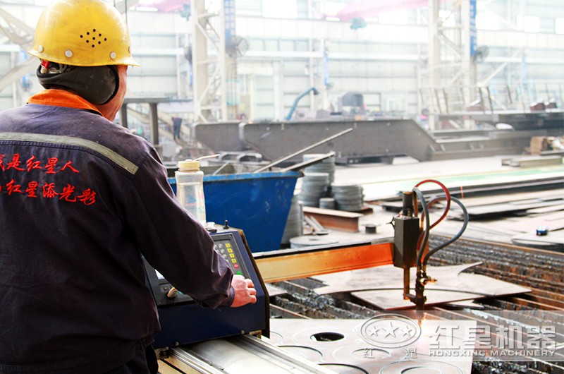 工人進行設備調(diào)試