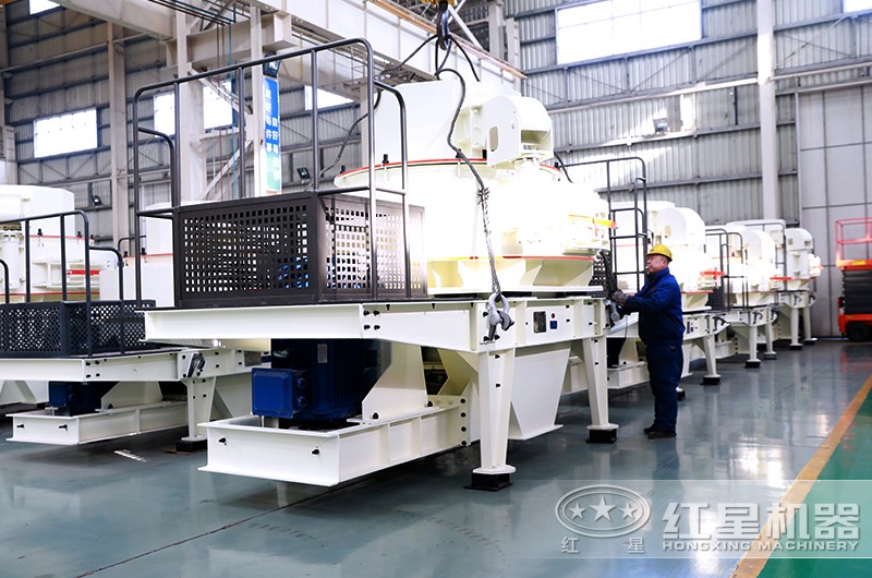 工人檢查制砂機(jī) 工人檢查制砂機(jī)