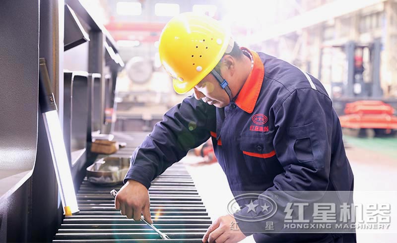 工人檢查設備 工人檢查設備