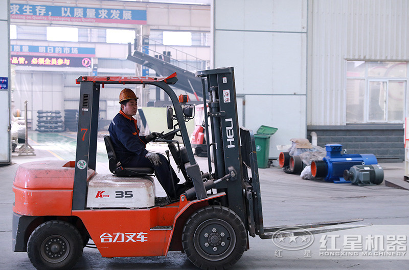 工人在車間工作 工人在車間工作