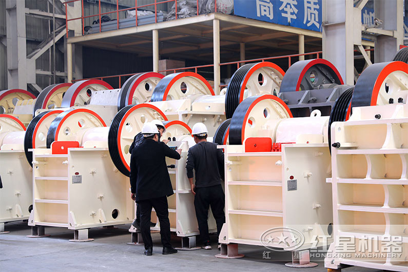 客戶在看顎式破碎機(jī) 客戶在看顎式破碎機(jī)