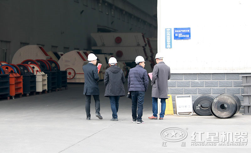 銷售經理在向客戶介紹設備 銷售經理在向客戶介紹設備