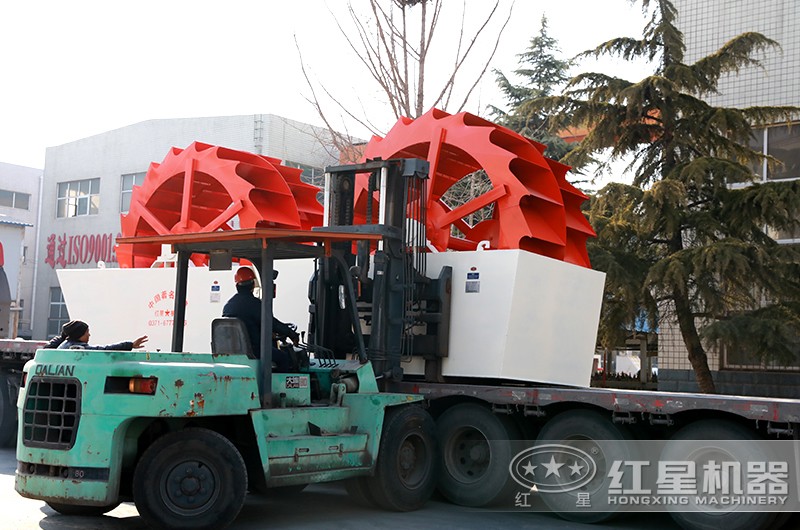 工人在進行裝車 工人在進行裝車