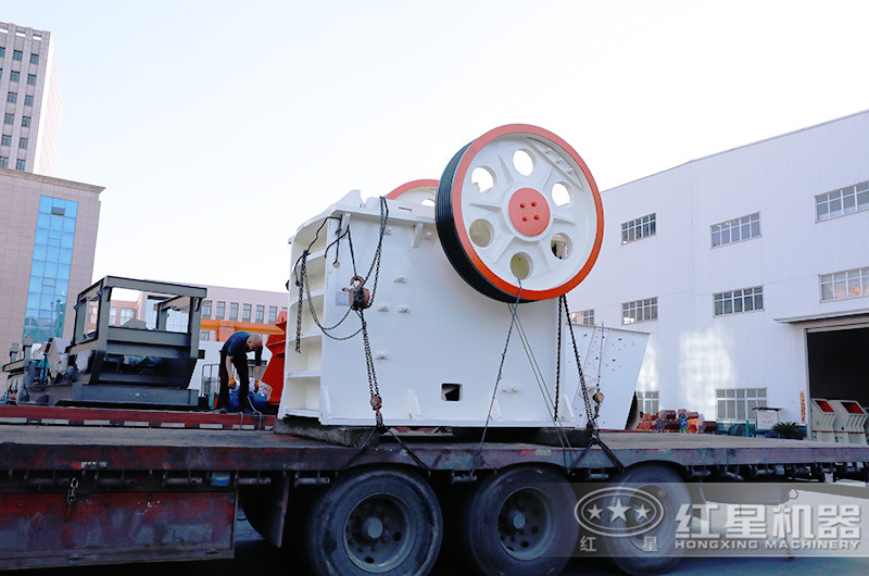 客戶的顎式破碎機裝車發(fā)貨 客戶的顎式破碎機裝車發(fā)貨