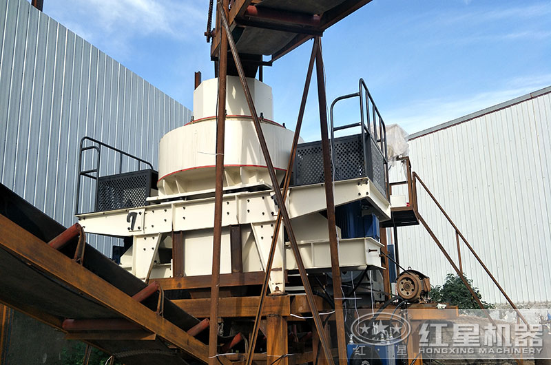 進料工作的制砂機 進料工作的制砂機