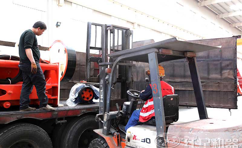 顎式破碎機裝車發貨 顎式破碎機裝車發貨