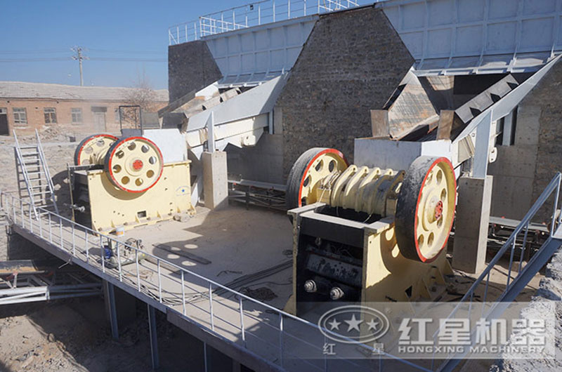 人工砂石生產(chǎn)線配置的顎式破碎機 人工砂石生產(chǎn)線配置的顎式破碎機