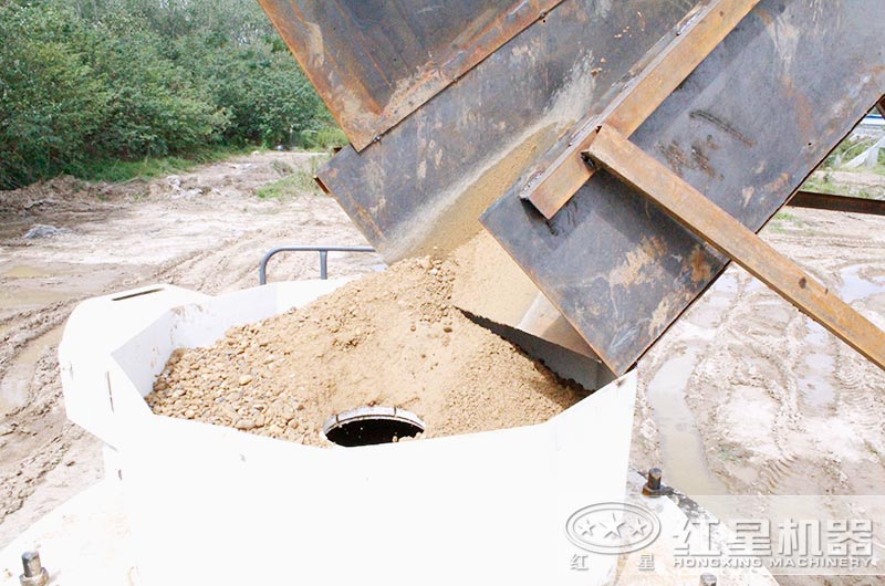 給料機往破碎腔喂料 給料機往破碎腔喂料