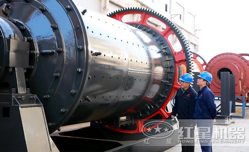 工程師查看節能球磨機 工程師查看節能球磨機