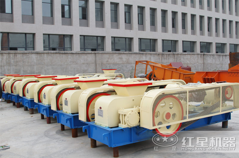 紅星機(jī)器生產(chǎn)的輥式破碎機(jī) 紅星機(jī)器生產(chǎn)的輥式破碎機(jī)