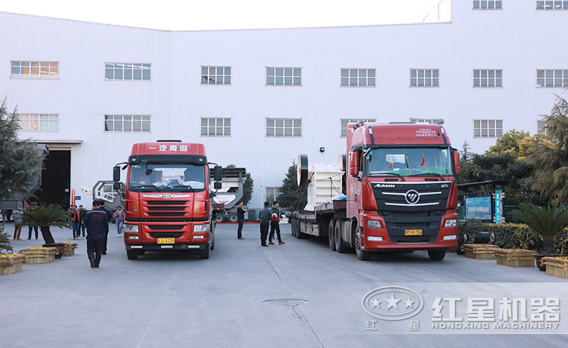 顎式破碎機(jī)發(fā)貨現(xiàn)場 顎式破碎機(jī)發(fā)貨現(xiàn)場